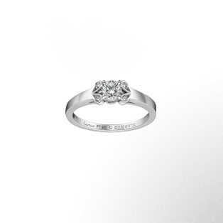 Ballerine Solitaire The name of this solitaire evokes the world of dance, harmony and balance. The setting provides a delicate, feminine backdrop to the diamond.