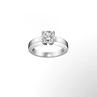 Déclaration d'Amour solitaire This elegant, four-pronged setting highlights the beauty of the diamond itself. Its slender prongs and pure lines give it a classic, contemporary look.
